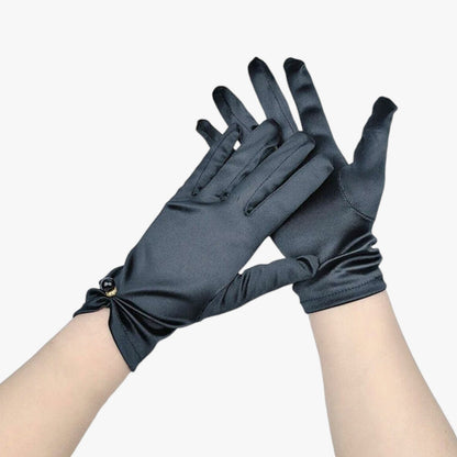 Leila | Elegante Satinhandschuhe mit Perlen Perfekt für Zeremonien und besondere Anlässe