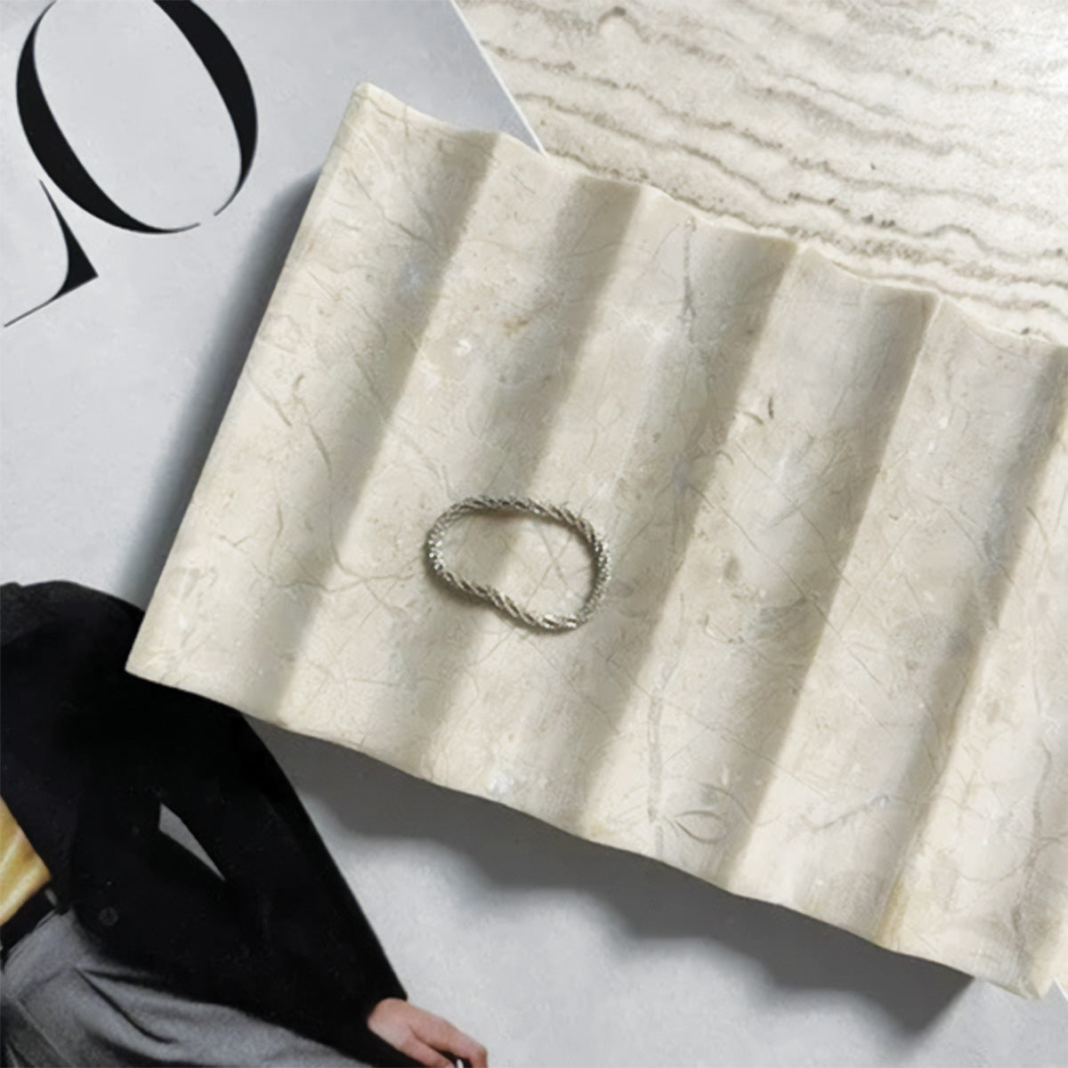Gerilltes Steintablett | Elegantes Natursteindesign für Wohnungsdekor