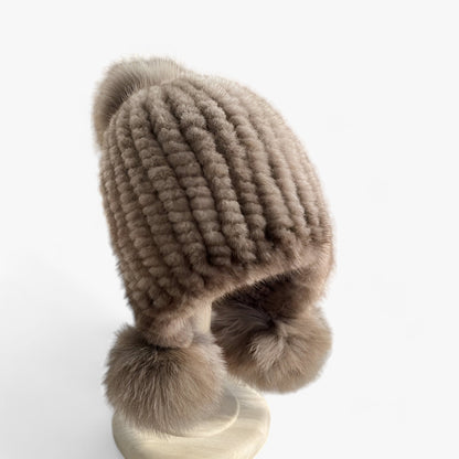 Mütze aus Nerzfell - Luxuriöse Wärme mit Fuchspelz-Pompom