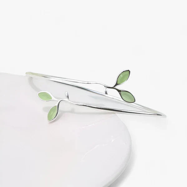 Silberarmband Bangle mit Grünem Blatt - Naturinspirierte Eleganz