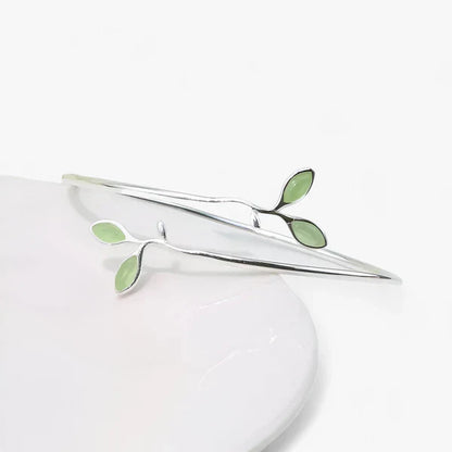 Silberarmband Bangle mit Grünem Blatt - Naturinspirierte Eleganz