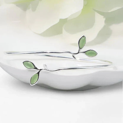 Silberarmband Bangle mit Grünem Blatt - Naturinspirierte Eleganz