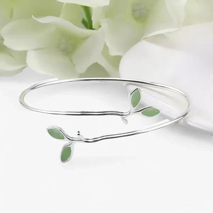 Silberarmband Bangle mit Grünem Blatt - Naturinspirierte Eleganz