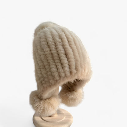 Mütze aus Nerzfell - Luxuriöse Wärme mit Fuchspelz-Pompom